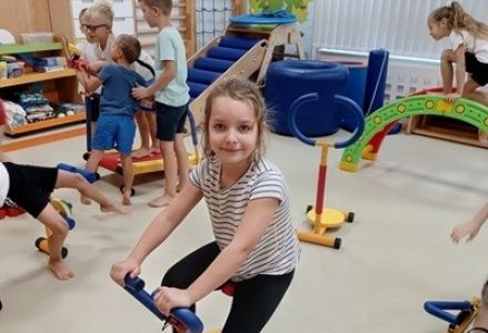 grupa dzieci przedszkolnych podczas zajęć gimnastycznych na mini siłowni