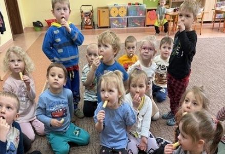 grupa dzieci przedszkolnych podczas grupowych zajęć z logopedą
