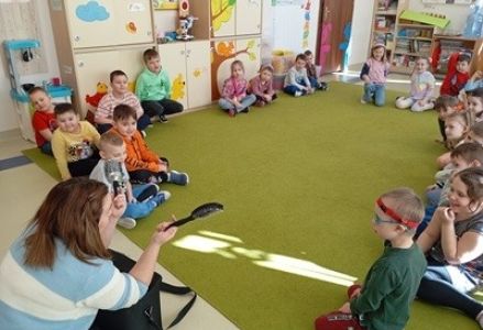 grupa dzieci przedszkolnych podczas omawiania zawodu fryzjera