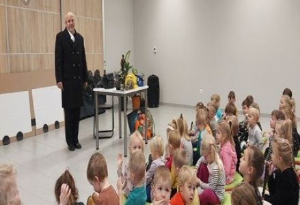 grupa dzieci przedszkolnych podczas spotkania z górnikiem