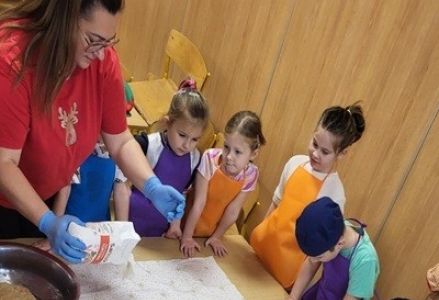 grupa dzieci przedszkolnych podczas przygotowań do Świąt Bożego Narodzenia