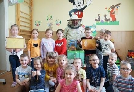 zdjęcie grupowe z pszczelarzem