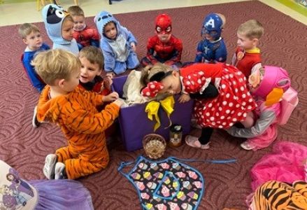 Dzieci z grupy Wróbelek Elemelek podczas obchodów Dnia Postaci z Bajek
