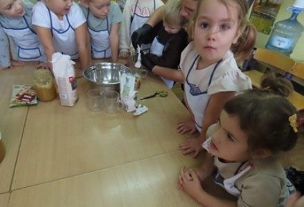 grupa dzieci przedszkolnych podczas zajęć kulinarnych