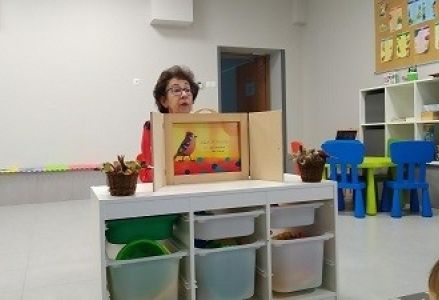bibliotekarka czyta opowiadanie z teatrzyku kamishibai