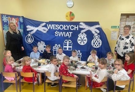 grupa dzieci przedszkolnych podczas wigilii przedszkolnej