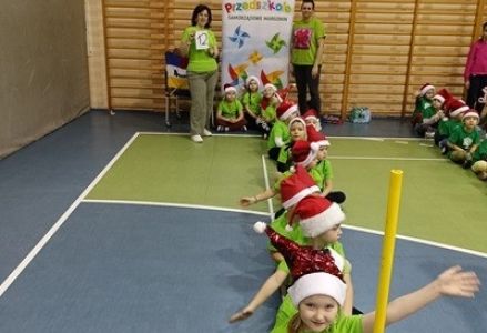 grupa dzieci przedszkolnych podczas udziału w Mikołajkowym Turnieju Straszaków w Chodzieżydzicami