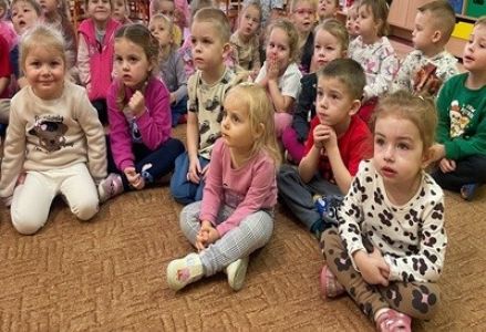 grupa dzieci przedszkolnych podczas spotkania ze strażakiem na temat szkodliwości czadu