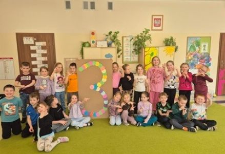 grupa dzieci przedszkolnych podczas zajęć matematycznych z okazji Dnia Matematyki