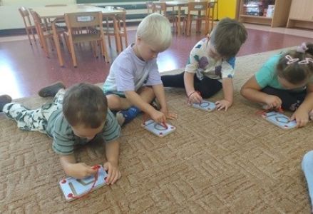Krasnal Hałabała - Zabawy manipulacyjne 2024