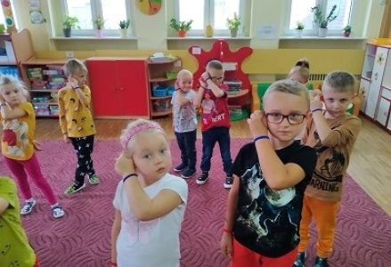 dzieci stoją w rozsypce