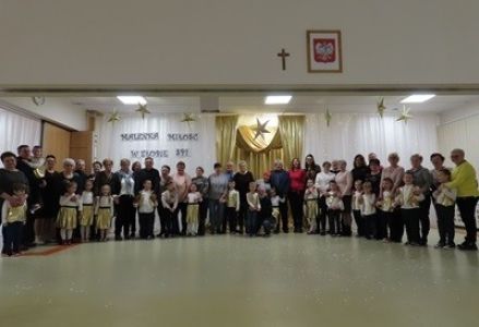 grupa dzieci przedszkolnych podczas przedstawienia jasełkowego dla babć i dziadków