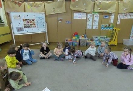 grupa dzieci przedszkolnych podczas zajęć kulinarnych