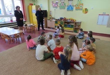 Grupa dzieci przedszkolnych podczas spotkania ze Strażą Miejską
