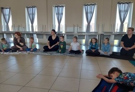 grupa dzieci podczas zajęć otwartych z rodzicami prowadzonych metoda ruchu rozwijającego Weroniki Sherborne
