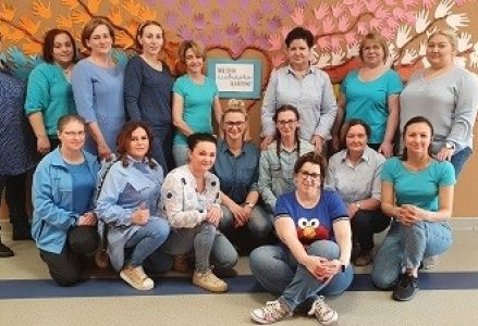 grupa nauczycielek ubrana na niebiesko