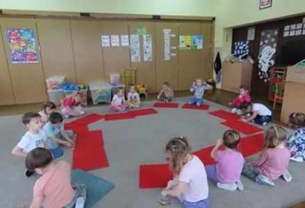 Dzieci z grupy przedszkolnej podczas zabaw matematycznych