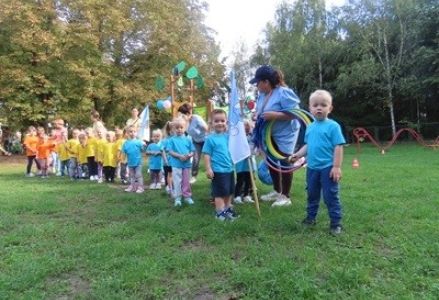 grupa dzieci przedszkolnych podczas sportowych obchodów Dnia Przedszkolaka 2025