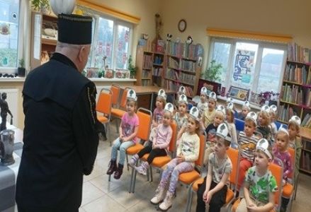 grupa dzieci przedszkolnych podczas spotkania z górnikiem