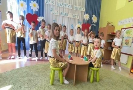 grupa dzieci przedszkolnych podczas obchodów Dnia Mamy i Taty