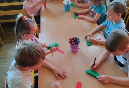 dzieci wycinają po linii