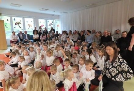 grupa dzieci przedszkolnych podczas obchodów Dnia Edukacji Narodowej i Pasowania na Przedszkolaka