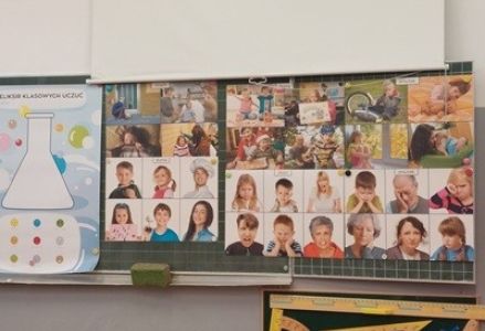 grupa dzieci przedszkolnych podczas wizyty w szkole podstawowej i zajęć o emocjach