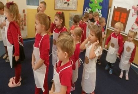 grupa dzieci przedszkolnych podczas warsztatów gipsowych