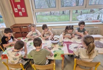 grupa dzieci przedszkolnych podczas zajęć kulinarnych