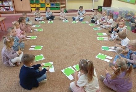 grupa dzieci przedszkolnych podczas zajęć dotyczących drzewa