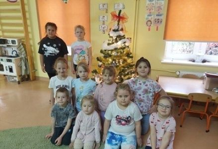 grupa dzieci przedszkolnych podczas ubierania choinki
