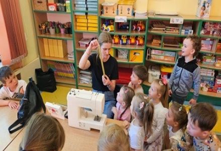 Dzieci z grupy przedszkolnej podczas spotkania z krawcową, mamą Poli