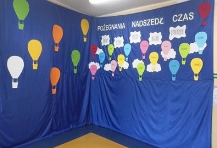 grupa dzieci przedszkolnych podczas uroczystego pożegnania 6-latków