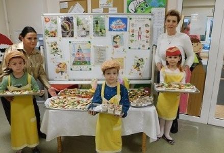 dzieci częstują zdrową przekąska