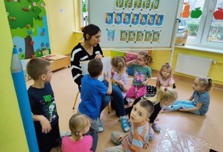 grupa dzieci przedszkolnych podczas obchodów Dnia Postaci z Bajek