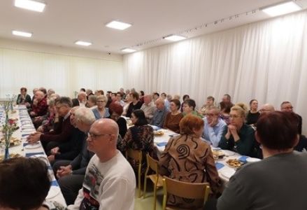 grupa dzieci przedszkolnych podczas przedstawienia jasełkowego dla babć i dziadków