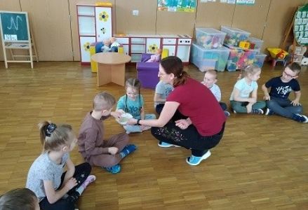 dzieci rozpoznają galaretkę po zapachu