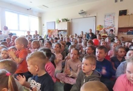 grupa dzieci przedszkolnych podczas Gminnych Eliminacji do Festiwalu Śpiewających Przedszkolaków 2026