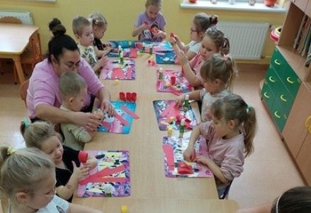 grupa dzieci przedszkolnych podczas zajęć o patriotyzmie