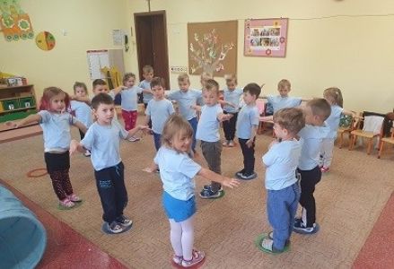 przedszkolacy podczas zajęć sportowych