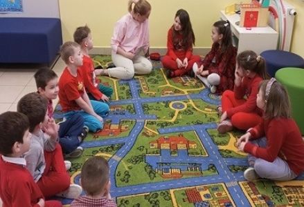 grupa dzieci przedszkolnych podczas wizyty w bibliotece z okazji walentynek