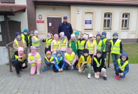 grupa dzieci przedszkolnych podczas wizyty na komisariacie policji w Margoninie