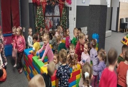 Dzieci z grup przedszkolnych podczas wycieczki do sali zabaw