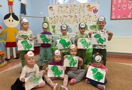 grupa dzieci przedszkolnych podczas obchodów dnia dinozaura