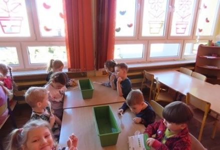Dzieci z grupy przedszkolnej podczas zakładania wiosennego ogródka