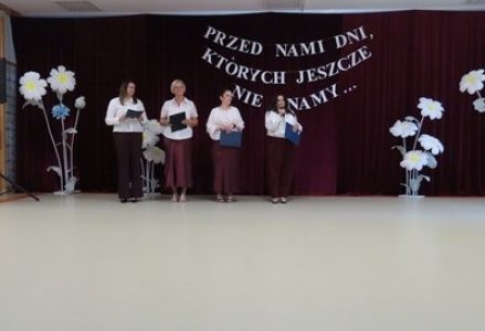 grupa dzieci przedszkolnych podczas uroczystego pożegnania 6-latków