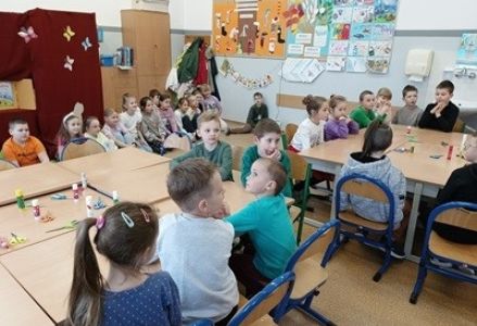 grupa dzieci przedszkolnych podczas wycieczki do szkoły podstawowej
