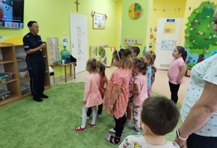 grupa dzieci przedszkolnych podczas wizyty policjantów i sierżanta Pyrka