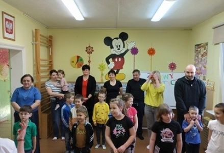 grupa dzieci przedszkolnych podczas zajęć otwartych z rodzicami