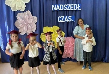 grupa dzieci przedszkolnych podczas wizyty w szkole podstawowej